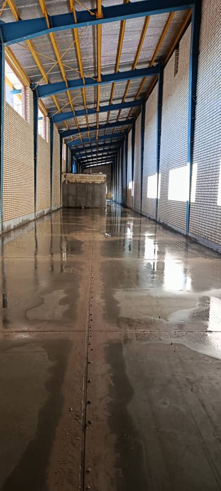 اجرای کف سازی بتن صنعتی با ماله پروانه‌ی مختارزاده در قزوین